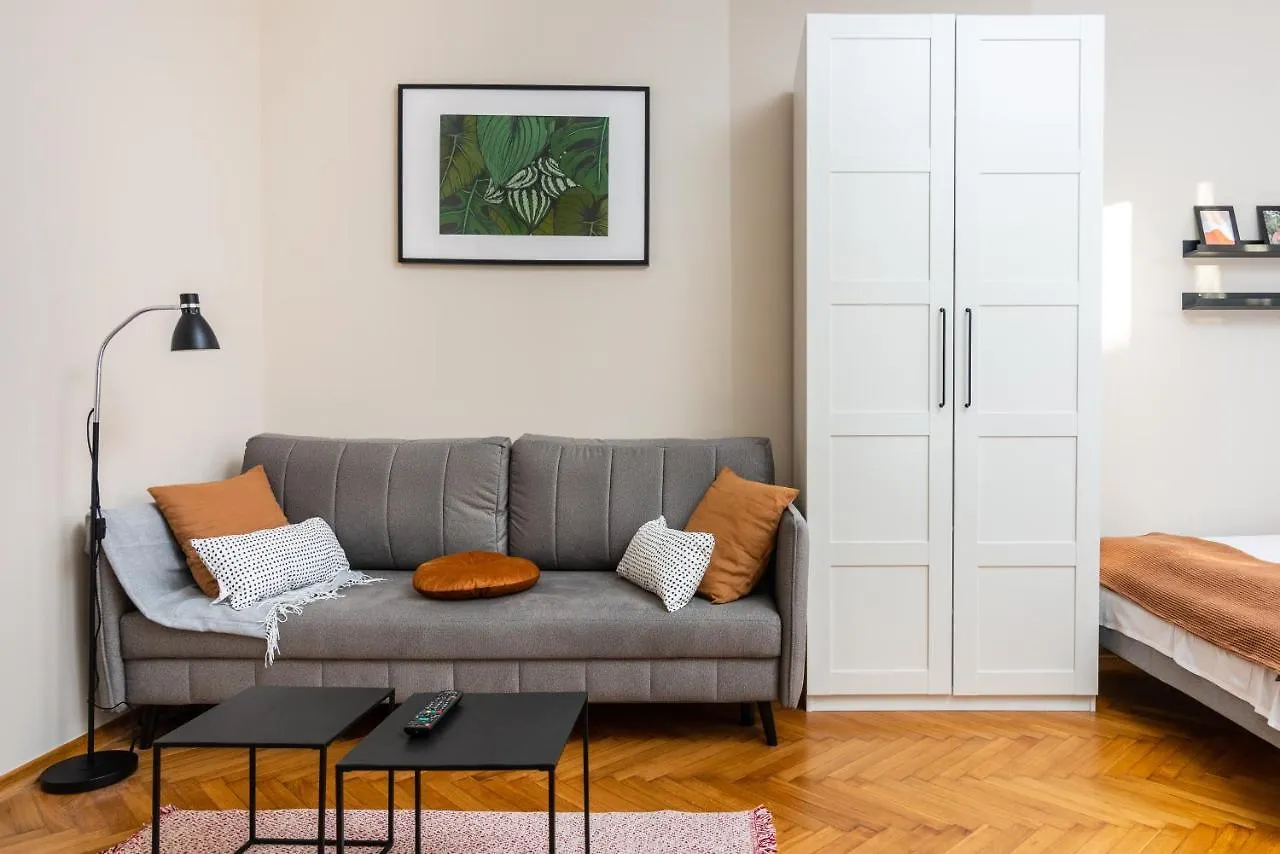 Spacious Apartment Around The Food Market - 5\' To The Market Square - By Upstairs contacts